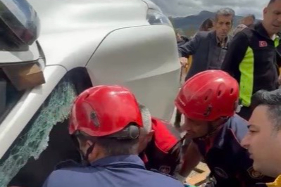 Osmaniye’de kontrolden çıkan pikap yan yattı: 2 yaralı