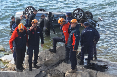 Van Gölü'ne uçan otomobildeki 1 kişi yaralandı