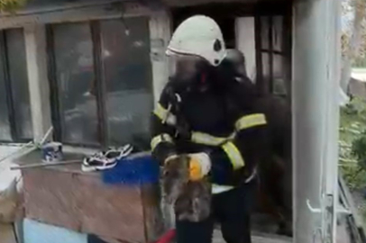 Burdur'da yangında ev sahibi dumandan etkilendi, mahsur kalan kedi ekiplerce kurtarıldı
