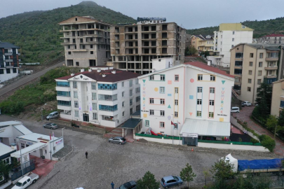 İstinat duvarı apartmanın üzerinde çöktü! Apartman ve anaokulu tahliye edildi