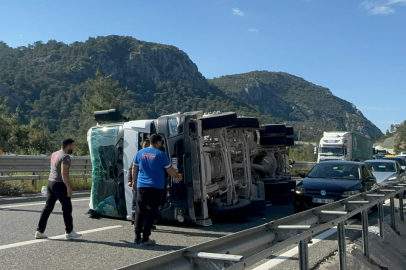 Muğla Marmaris'te beton mikseri devrildi, şoför burnu bile kanamadan kurtuldu