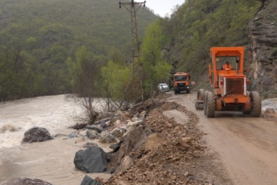 Munzur taşkını sonrası kapanan yol 2 günlük çalışmayla yeniden ulaşıma açıldı