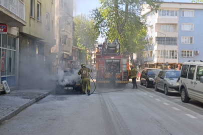 Bursa'da park halindeki otomobil alev alev yandı