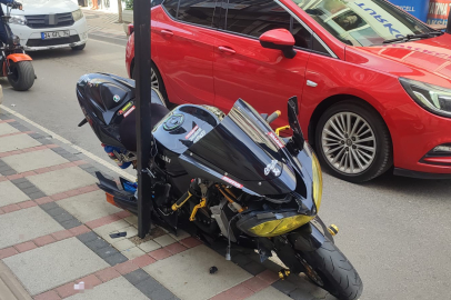 Edirne Keşan’da araç kapısı ile kaldırım arasında sıkışan motosikletin sürücüsü yaralandı