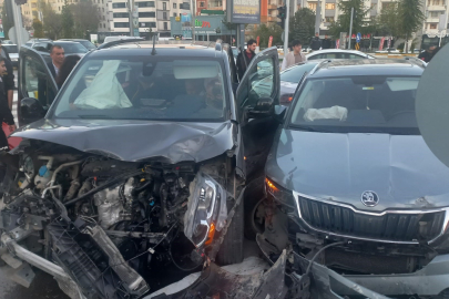 Elazığ'da zincirleme trafik kazası: 3 yaralı