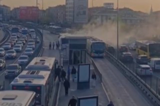 İstanbul Kağıthane'de metrobüste yangın çıktı