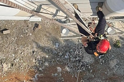 Mersin'de iskele düştü işçiler halatta asılı kaldı