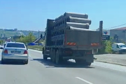 Samsun'da tır üzerinde önlem alınmadan taşınan beton borular tehlike oluşturdu