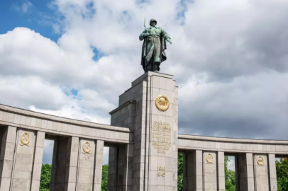 Zaharova: Berlin'de Zafer Günü sembollerinin yasaklanması bir rezalettir