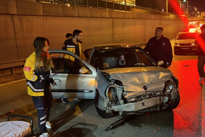 Bursa'da bariyerlere çarpan otomobilin sürücüsü yaralandı
