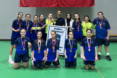 Bursa'da futsalda şampiyon Elmasbahçeler Salih Şeremet Ortaokulu 