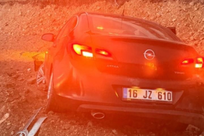 Bursa'da kontrolden çıkan otomobil inşaata uçtu: 2 yaralı
