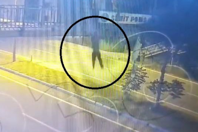 Hatay'da üst geçitten atlayan 14 yaşındaki çocuğa otomobilin çarptığı anlar kamerada