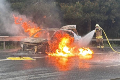 İstanbul Esenyurt'ta seyir halindeki otomobilde çıkan yangın söndürüldü