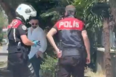İzmir'de otomobilin çarpıp kaçtığı kediyi yol kenarına alan polisler takdir topladı
