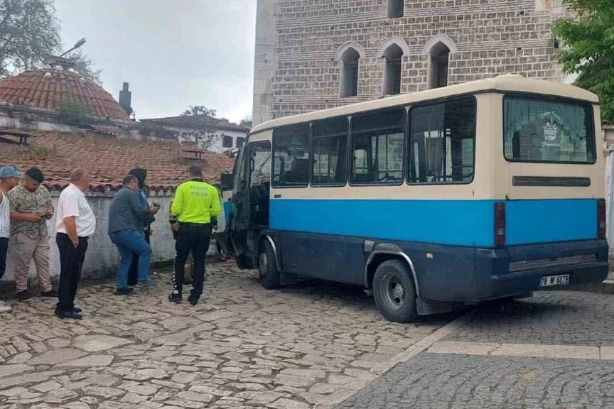 Karabük'te freni boşalan dolmuş tarihi çarşıda dehşet saçtı