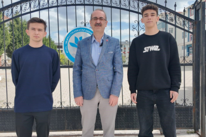 Kütahyalı öğrencilerden örnek davranış: Buldukları parayı polise teslim ettiler