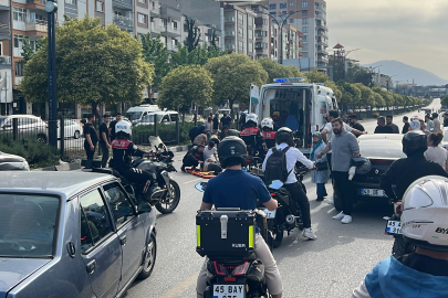 Manisa'da üst geçitteki asansörde kurtarma çalışması yapılırken iki motosiklet çarpıştı: 2 yaralı