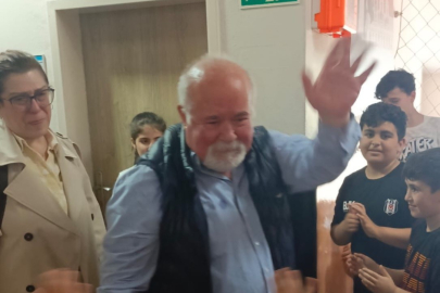 Zonguldak'ta emekliye ayrılan 43 yıllık öğretmen gözyaşlarıyla veda etti