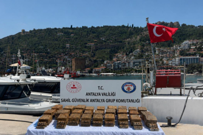 Antalya Alanya'da sahile vuran paketten 40 kilogram esrar çıktı