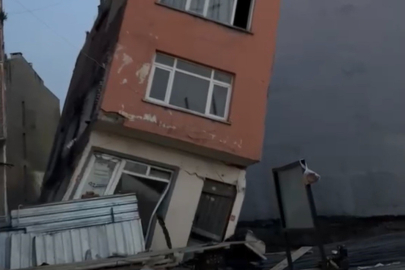 Balıkesir Erdek'te inşaat kazısı sırasında temeli zarar gören 2 katlı bina yıkıldı