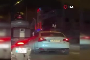 Bursa'da otomobilin tavanına oturan şahıslara ceza kesildi!
