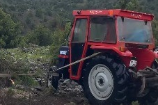 Çorum'da traktör şarampole devrildi