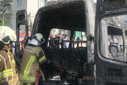 Diyarbakır'da park halindeki minibüs küle döndü