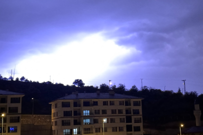 Kayseri’de şimşekler geceyi aydınlattı