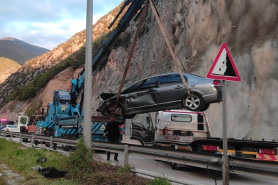 Amasya'da otomobil tünel çıkışında bariyerlere çarptı