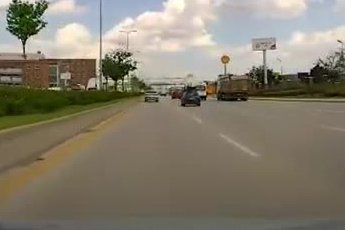 Ankara'da makas atan kamyonet zincirleme kazaya neden oldu
