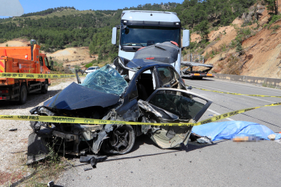 Antalya'da mermer yüklü tırla kafa kafaya çarpışan otomobildeki çift hayatını kaybetti
