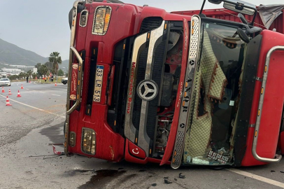 Antalya'da sebze yüklü kamyon ile motosiklet çarpıştı: 3 yaralı