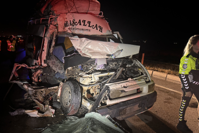 Aksaray'da tarım işçilerini taşıyan minibüs ile tırın çarpışması sonucu 12 kişi yaralandı