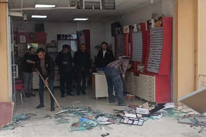 Amasya'da fren yerine gaz pedalına bastı, ziyarete gittiği arkadaşının iş yerine otomobille girdi