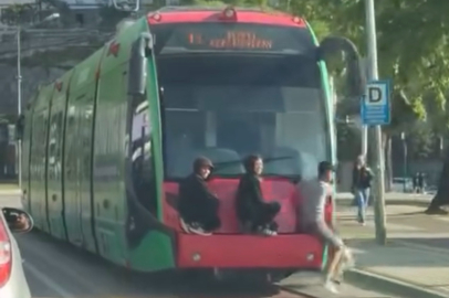 Bursa'da gençlerin tramvay arkasındaki tehlikeli yolculuğu kamerada!
