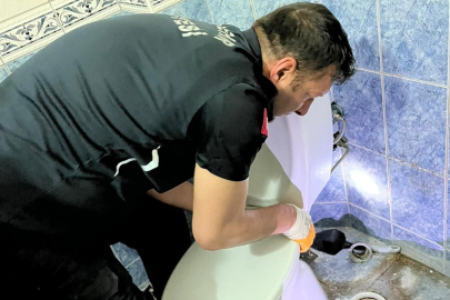 Klozete düşen yavru kediyi itfaiye kurtardı