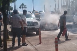 Alanya’da otomobilin motor kısmından dumanlar yükseldi, yangını vatandaş söndürdü