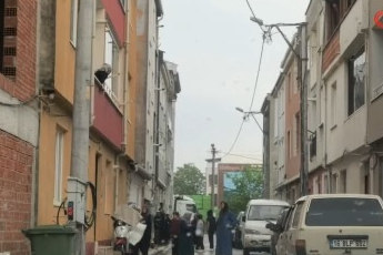 Bursa'da balkondan düşen kadın ağır yaralandı