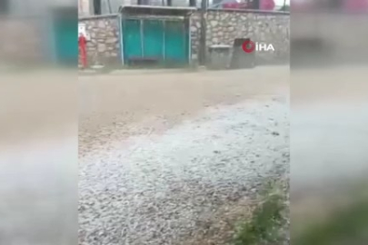 Bursa’da ceviz büyüklüğünde dolu yağdı! Camlar kırılma noktasına geldi