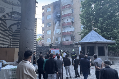 Diyarbakır'da evde çıkan yangında itfaiye eri yaralandı, 2 kişi dumandan etkilendi