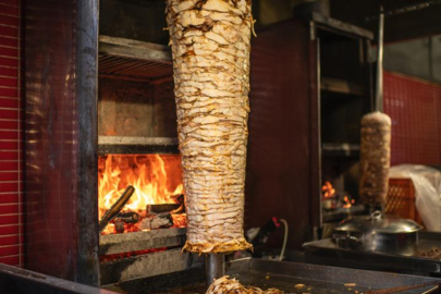 Döner ustası tavuk dönerin en riskli kısmını gösterdi! “Aslında et değil”