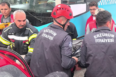 Erzurum'da halk otobüsü ile otomobil çarpıştı: 4 yaralı
