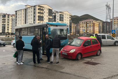 Erzurum'da halk otobüsü ile otomobilin çarpıştığı kazada 5 kişi yaralandı