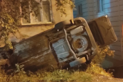 Giresun'da freni boşalan araç apartman boşluğuna düştü
