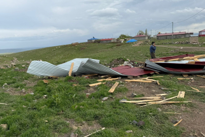 Kars'ta fırtına çatıyı uçurdu