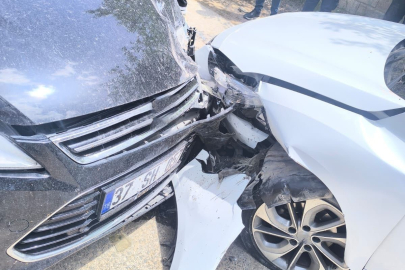 Mardin'de iki otomobilin çarpıştığı kazada 2 kişi yaralandı