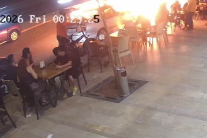 Mersin'de motor kısmından alev alan otomobil paniğe neden oldu