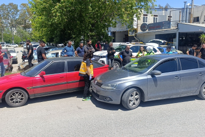 Antalya'da kazaya neden olan sürücü, kendisini durdurmak isteyenlere biber gazı sıktı