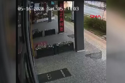 Bursa'da akıllara durgunluk veren kaza: Otomobil site duvarına uçtu